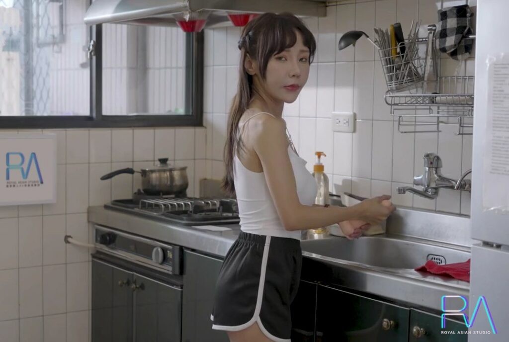 Đứa con gái mới lớn tìm hiểu tình dục và người bố già dâm đãng