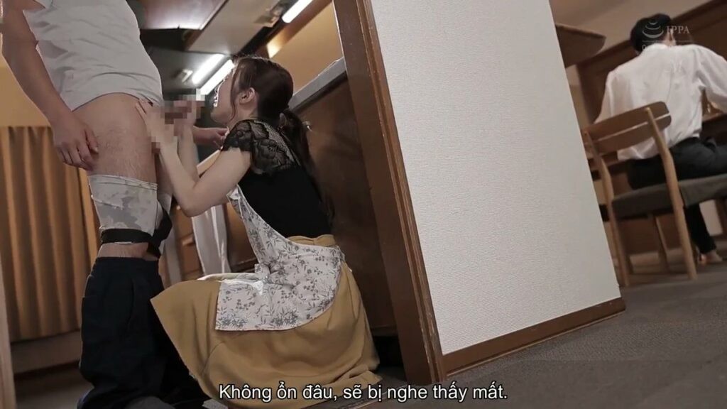 Vợ bú cu cậu bạn thân trong bếp khi chồng đang ăn tối